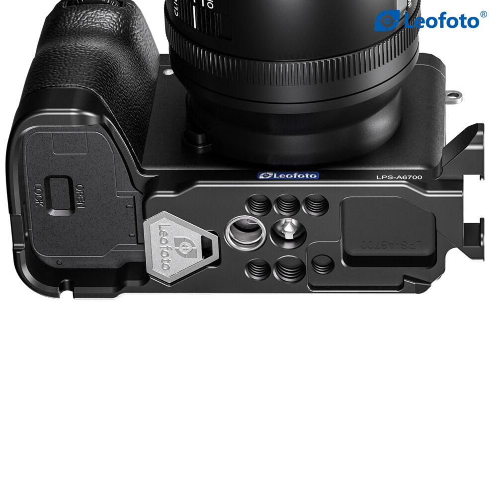 Leofoto LPS-A6700 L-Beugel onderaanzicht van Sony Alpha A6700 met gemonteerde basisplaat en vrij toegankelijke aansluitingen.