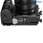 Leofoto LPS-A6700 L-Beugel onderaanzicht van Sony Alpha A6700 met gemonteerde basisplaat en vrij toegankelijke aansluitingen.