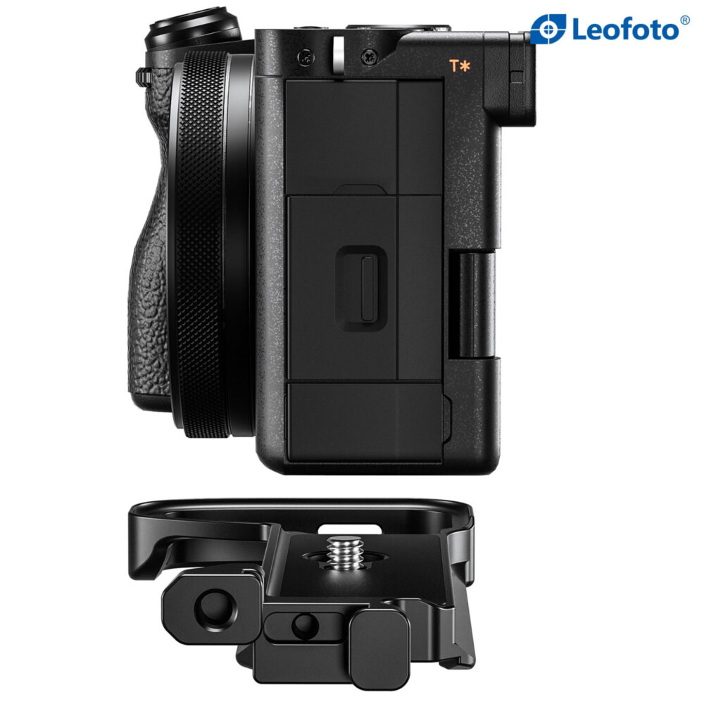 Leofoto LPS-A6700 L-Beugel zijaanzicht van Sony Alpha A6700 met gemonteerde plaat die mooi langs de camerabasis aansluit.