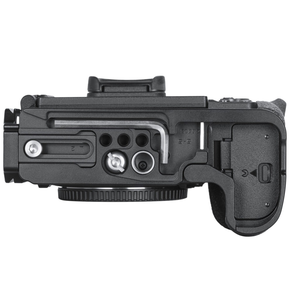 Leofoto LPN-Z5II L-Beugel gemonteerd onder Nikon Z5II, onderzijde van camera met opengewerkte bodemplaat zichtbaar.