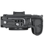 Leofoto LPN-Z5II L-Beugel gemonteerd onder Nikon Z5II, onderzijde van camera met opengewerkte bodemplaat zichtbaar.
