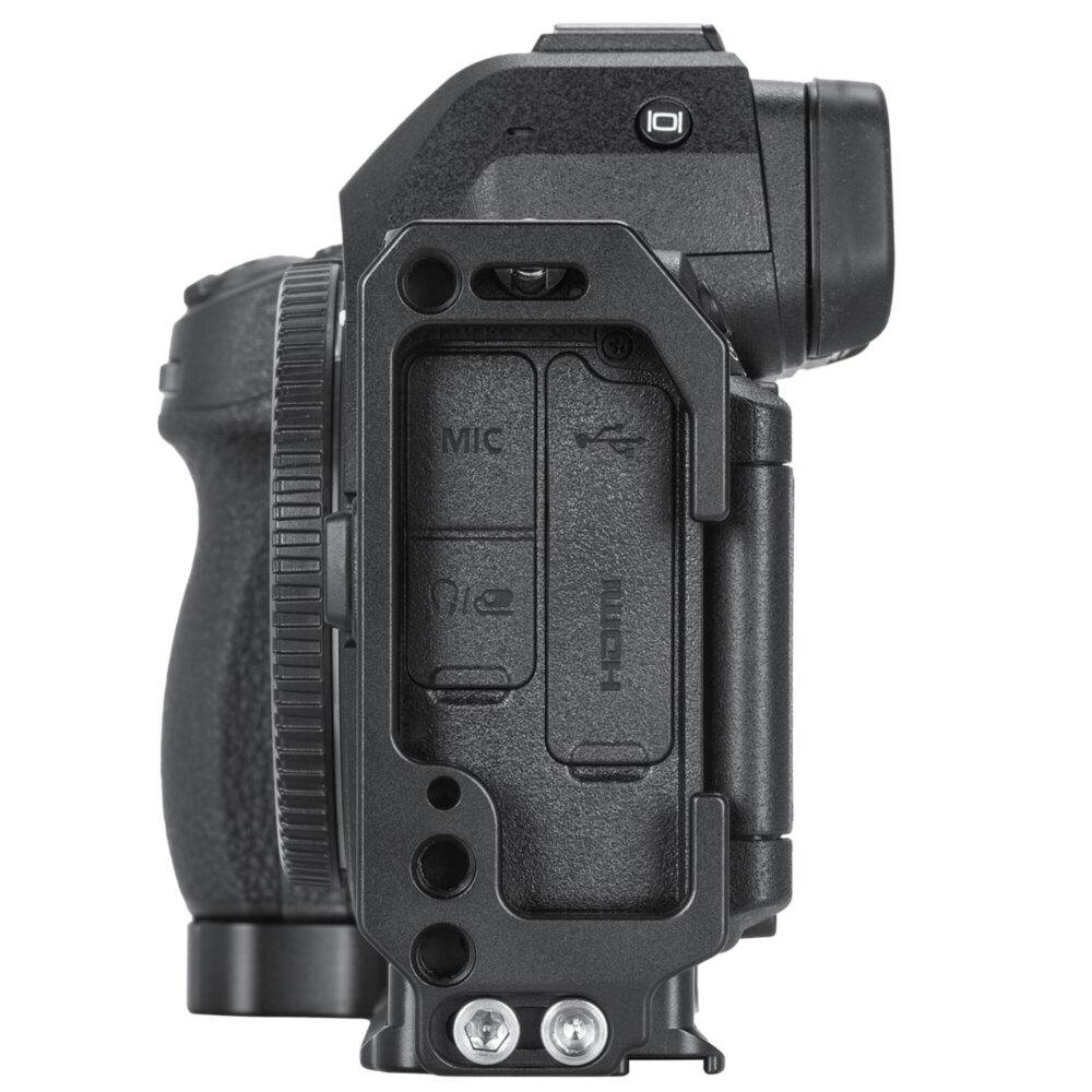 Leofoto LPN-Z5II L-Beugel zijaanzicht van Nikon Z5II op L-bracket, verticale plaat langs de rechterzijkant van de camera.