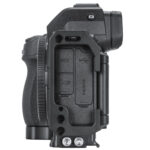 Leofoto LPN-Z5II L-Beugel zijaanzicht van Nikon Z5II op L-bracket, verticale plaat langs de rechterzijkant van de camera.
