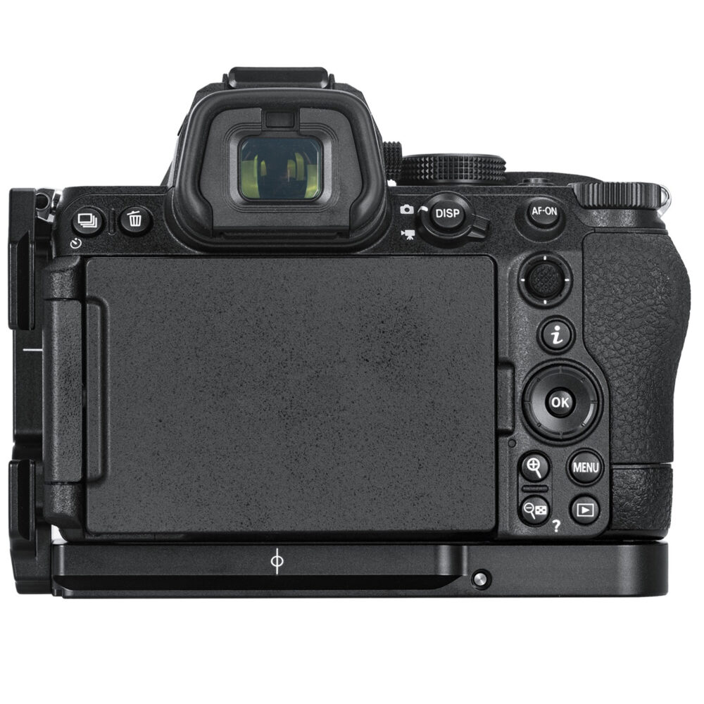 Leofoto LPN-Z5II L-Beugel achteraanzicht van Nikon Z5II met gemonteerde bracket en volledig zichtbaar lcd-scherm en knoppen.