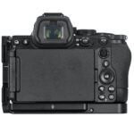 Leofoto LPN-Z5II L-Beugel achteraanzicht van Nikon Z5II met gemonteerde bracket en volledig zichtbaar lcd-scherm en knoppen.