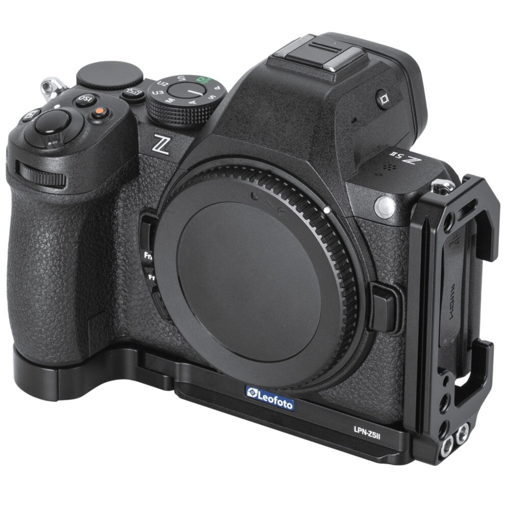 Leofoto LPN-Z5II L-Beugel zijaanzicht van alleen L-bracket rechtop geplaatst om hoogte en vorm van de zijplaat te tonen.