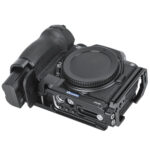 Leofoto LPN-Z5II L-Beugel schuine bovenaanzicht van Nikon Z5II op bracket met uitgeklapt lcd-scherm en zicht op bovenzijde.