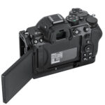 Leofoto LPN-Z5II L-Beugel vooraanzicht van Nikon Z5II met bodycap, gemonteerd op de L-bracket boven Arca-Swiss basis.