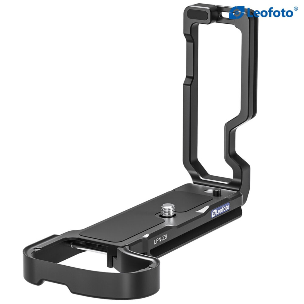 Leofoto LPN-Z8 L-bevestiging schuin aanzicht met Arca-Swiss basisplaat en 1/4-inch statiefschroef.