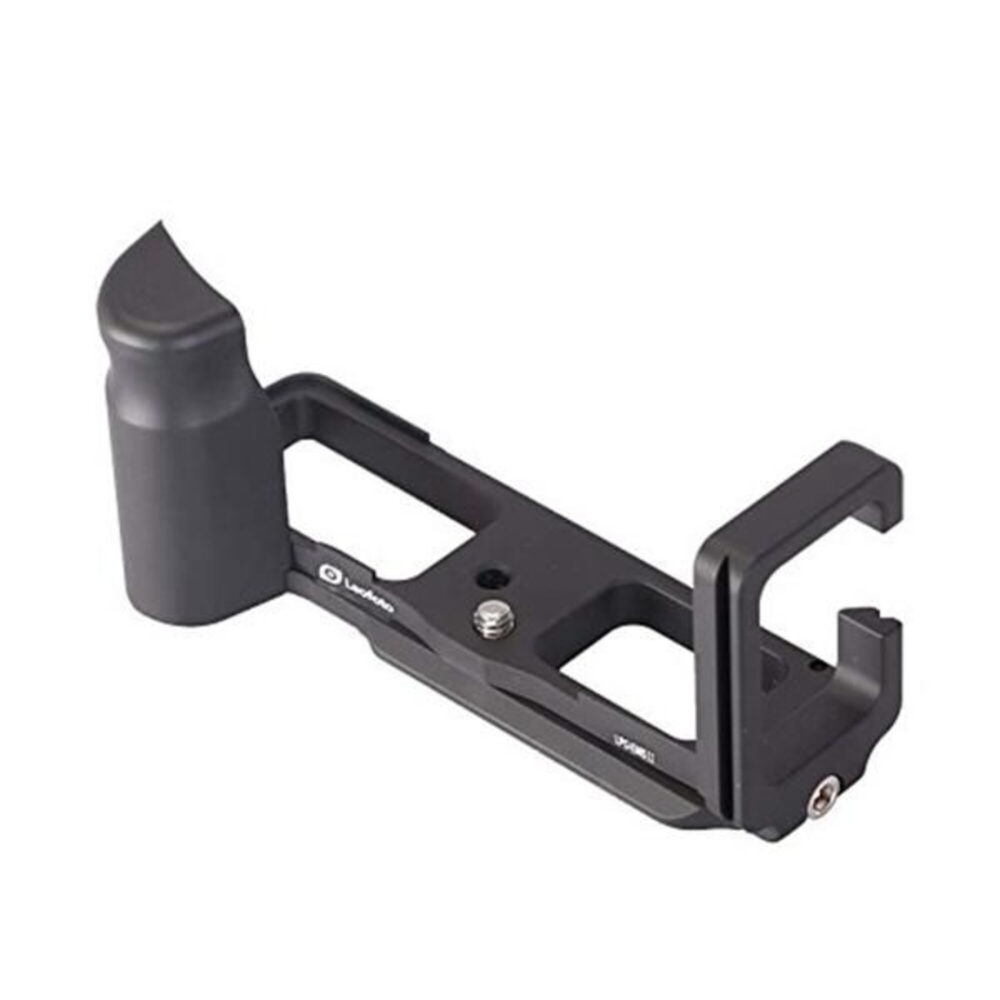 Leofoto LPO-EM5II L-Beugel schuine bovenaanzicht met zicht op opengewerkte basis, 1/4"-schroef en verticale L-plaat.