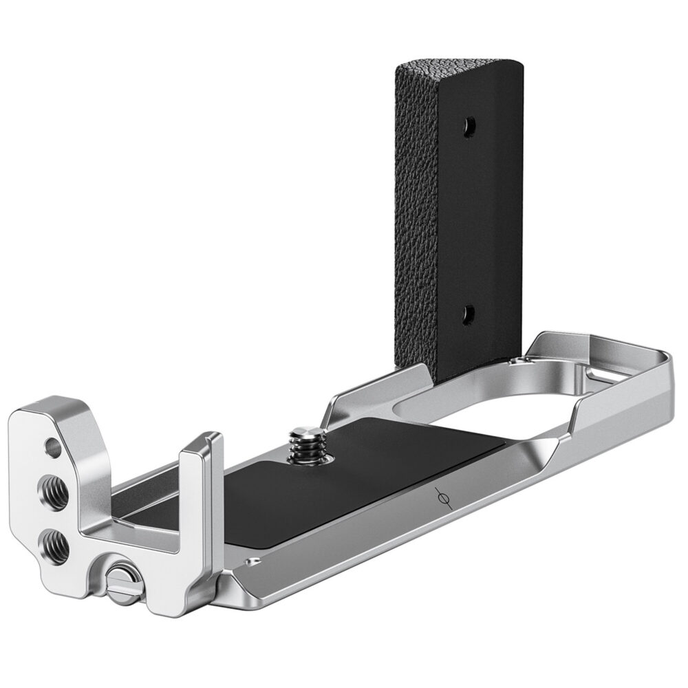 Leofoto LPO-OM-3 L-Beugel diagonaal bovenaanzicht met zicht op bevestigingspunten, grip en uitsparingen in de basis.