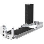Leofoto LPO-OM-3 L-Beugel diagonaal bovenaanzicht met zicht op bevestigingspunten, grip en uitsparingen in de basis.
