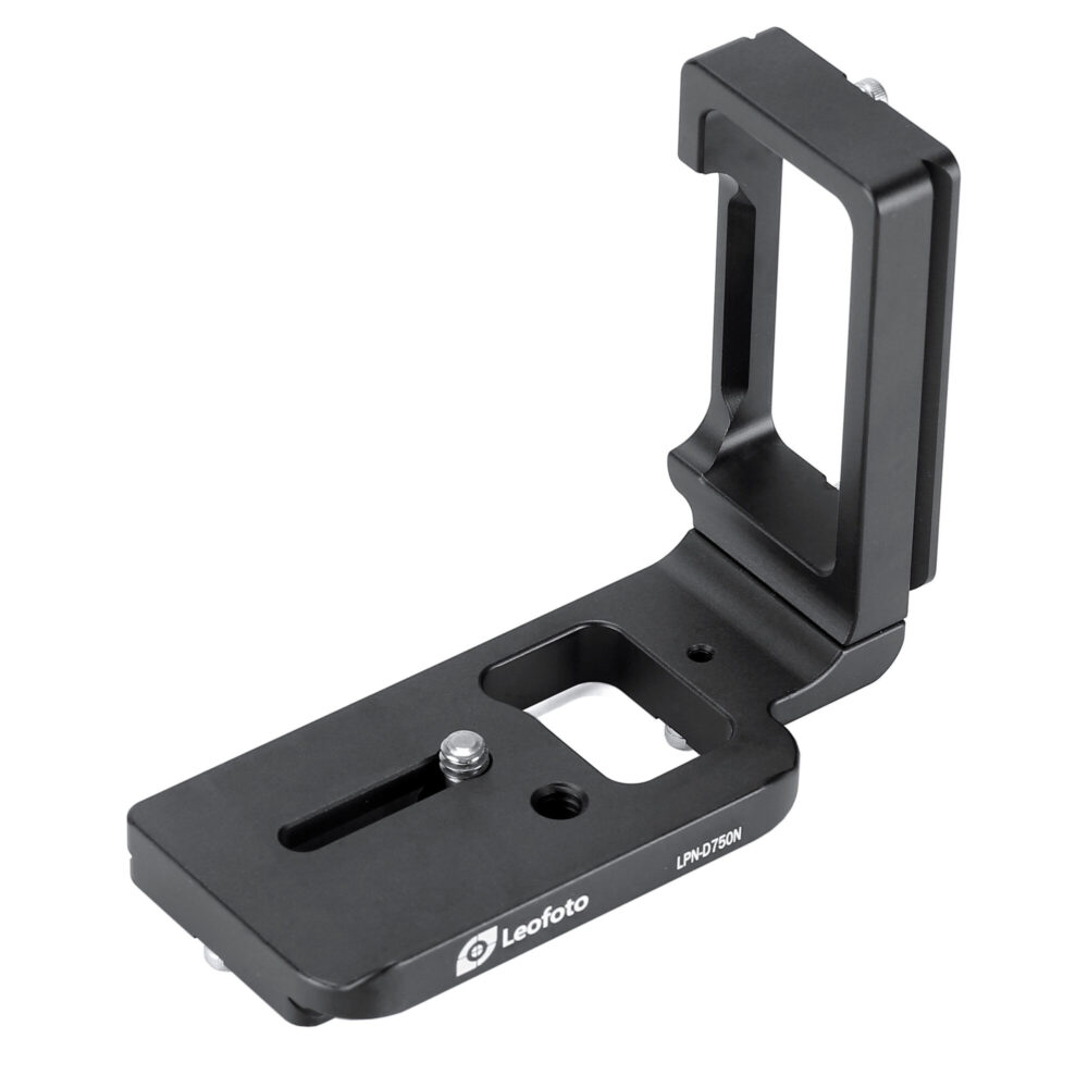 Leofoto LPN-D750N L-Bevestiging perspectiefaanzicht met lange Arca-Swiss-basisplaat, opstaande L-zijde en 1/4-inch statiefschroef op witte achtergrond.