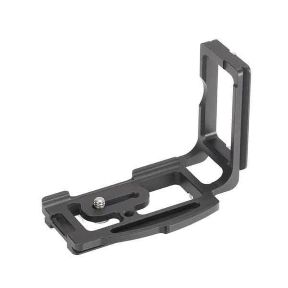 Leofoto LPN-D800 L-bevestiging schuin vooraanzicht met open uitgefreesd frame en Arca-Swiss-slede.