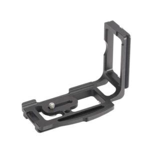 Leofoto LPN-D800 L-bevestiging schuin vooraanzicht met open uitgefreesd frame en Arca-Swiss-slede.