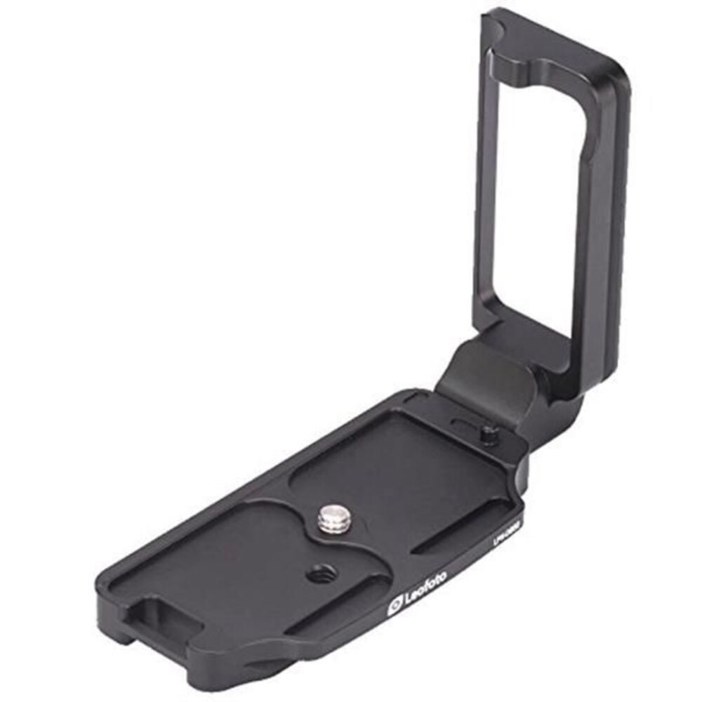 Leofoto LPN-D850 L-bevestiging onderaanzicht met lange bodemplaat, bevestigingsschroef en gefreesde uitsparingen voor gewichtsbesparing.