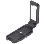 Leofoto LPN-D850 L-bevestiging onderaanzicht met lange bodemplaat, bevestigingsschroef en gefreesde uitsparingen voor gewichtsbesparing.