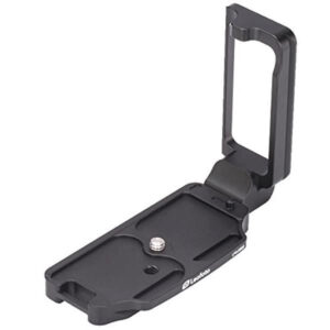 Leofoto LPN-D850 L-bevestiging onderaanzicht met lange bodemplaat, bevestigingsschroef en gefreesde uitsparingen voor gewichtsbesparing.