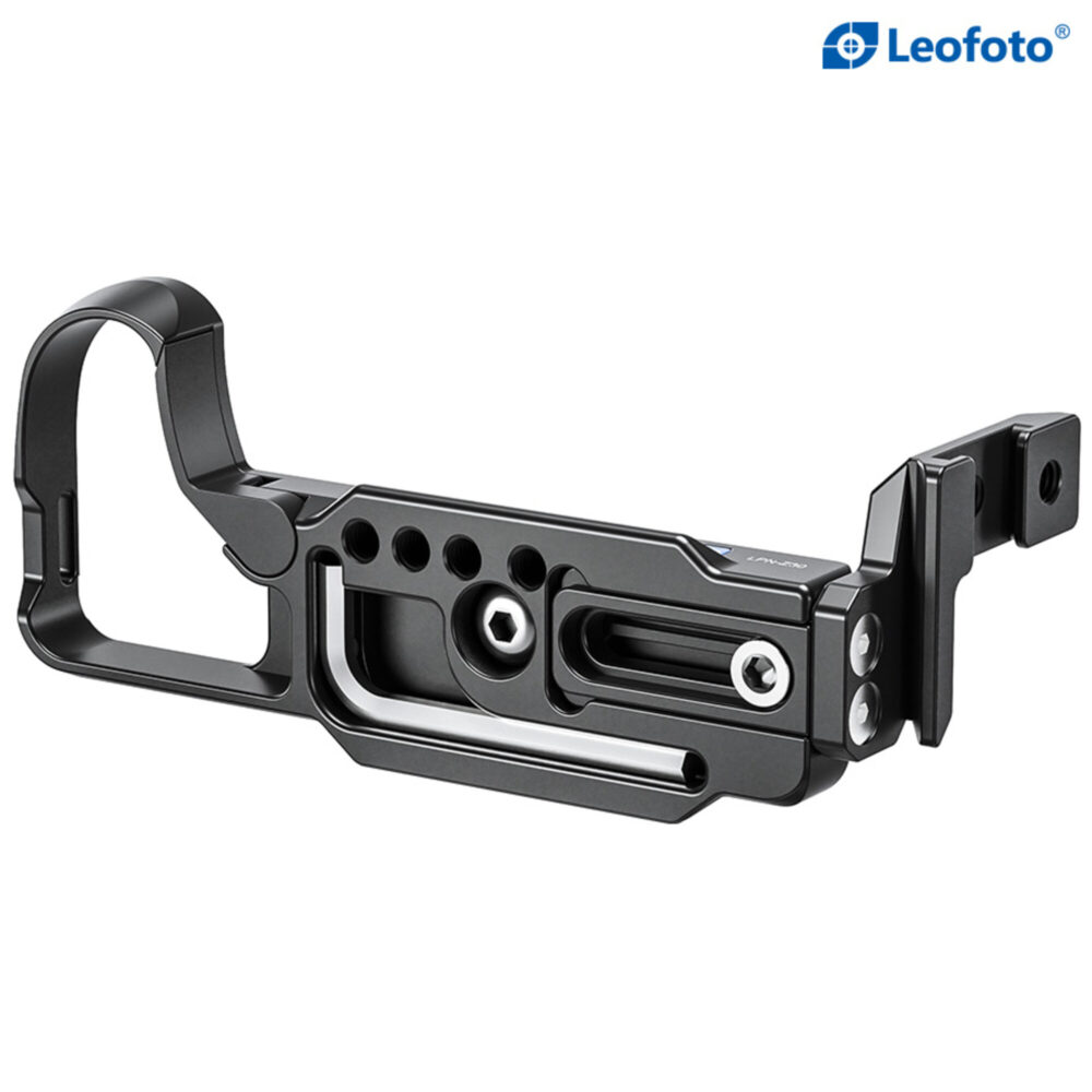 Leofoto LPN-Z30 L-bevestiging onderaanzicht met Arca-Swiss-slede, anti-twist-flenzen en bevestigingsschroeven.
