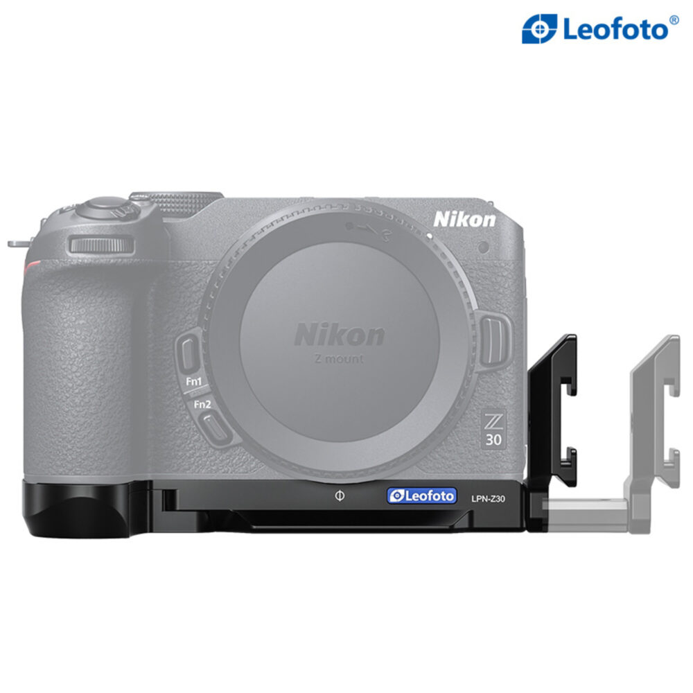 Leofoto LPN-Z30 L-bevestiging gemonteerd onder Nikon Z30 camera op statiefkop in horizontale positie.