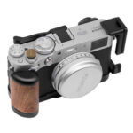 Leofoto LPF-X100V L-bevestiging gemonteerd op Fujifilm X100V camera met houten handgreep voor betere ergonomie en stabiliteit.