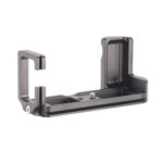Leofoto LPF-XE3 L-bevestiging zijaanzicht met zichtbare bevestigingsschroef en anti-twist flenzen voor stevige cameravergrendeling.