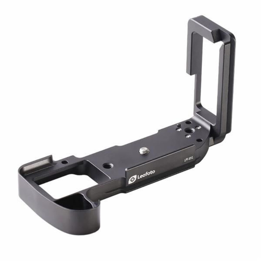 Leofoto LPF-XH1 L-bevestiging schuin vooraanzicht met verbonden L-profiel en CNC-gefreesde randen voor maximale stabiliteit.
