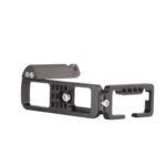 Leofoto LPF-XT3 L-bevestiging onderaanzicht met afneembare bodemplaat, uitsparingen in het aluminium en centrale bevestigingsschroef.