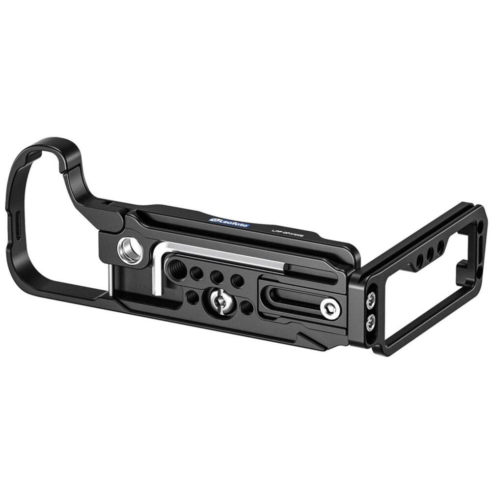 Leofoto LPF-GFX100II L-bevestiging onderaanzicht met 1/4- en 3/8-inch statiefschroefgaten en Arca-Swiss groeven.