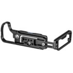 Leofoto LPF-GFX100II L-bevestiging zijaanzicht met verlengbare basis en open cameragreep voor vrije toegang tot aansluitingen.