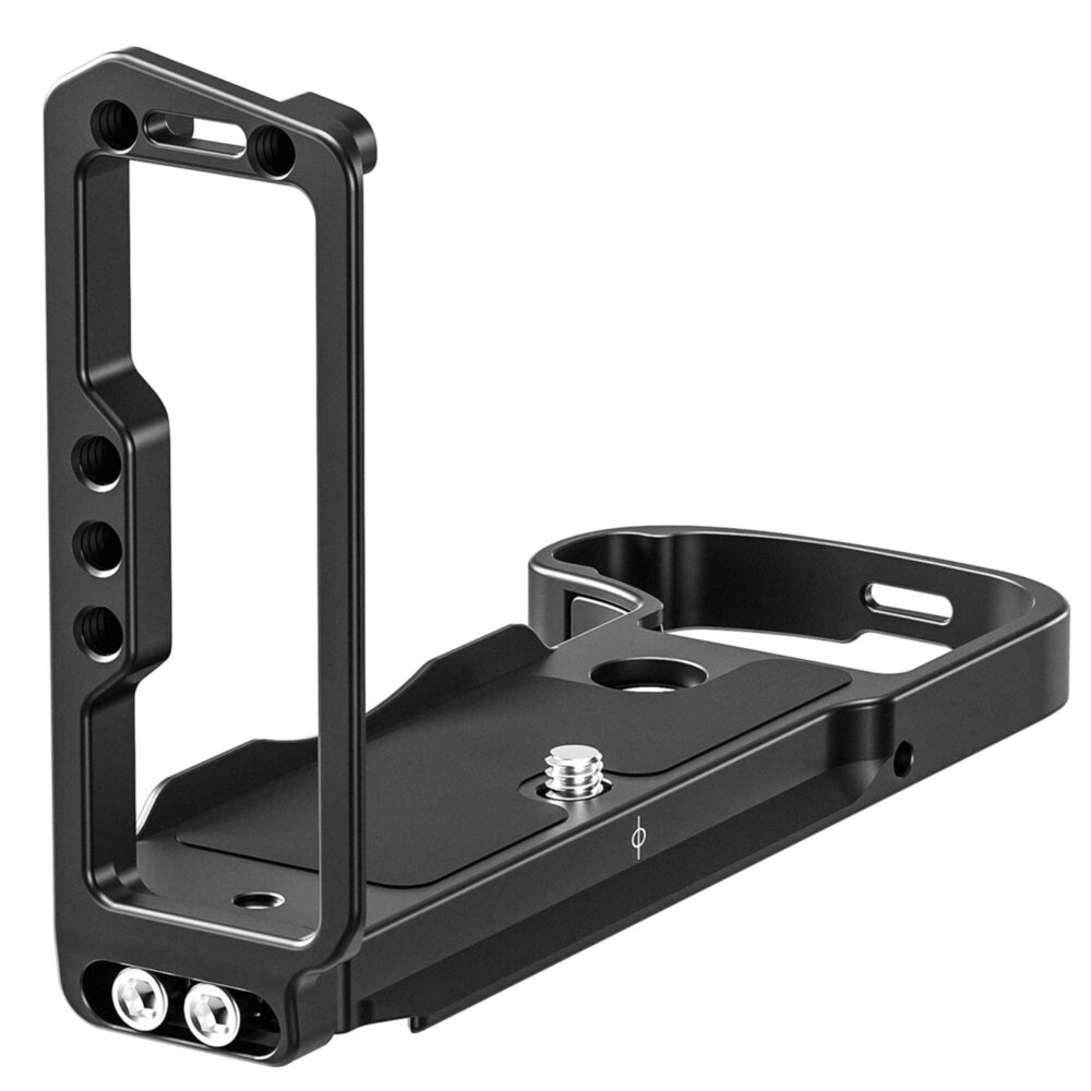 Leofoto LPF-GFX100II L-bevestiging close-up van verticale L-zijde met extra montagegaten voor accessoires.
