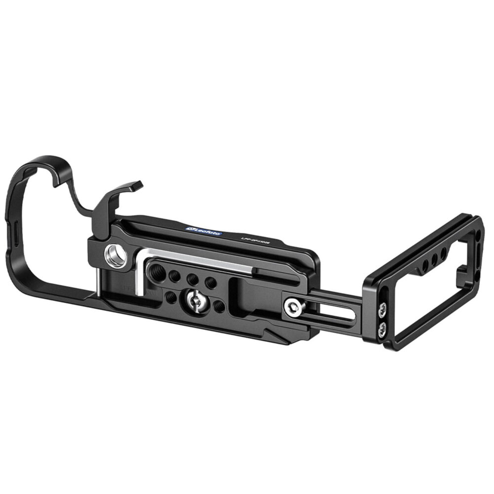Leofoto LPF-GFX100II L-bevestiging achteraanzicht onder hoek met gemonteerde schroef en lichtgewicht uitsparingen in het aluminium.