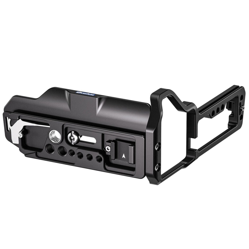 Leofoto LPF-GFX100IIB L-bevestiging gemonteerd onder Fujifilm GFX 100II batterijgreep gezien vanaf de onderzijde.