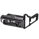 Leofoto LPF-GFX100IIB L-bevestiging gemonteerd onder Fujifilm GFX 100II batterijgreep gezien vanaf de onderzijde.