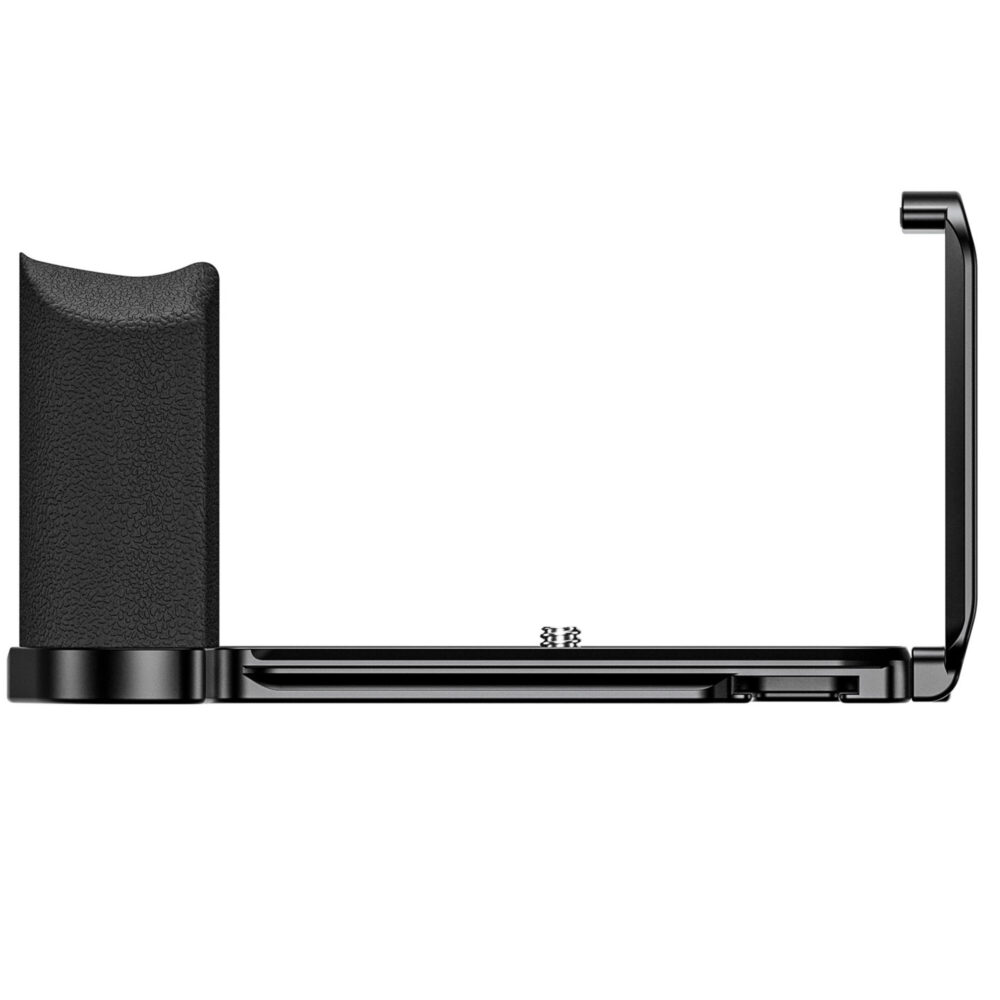 Leofoto LPF-GFX100RF L-bevestiging zijaanzicht van camera op L-plaat met vrij toegankelijke aansluitingen.