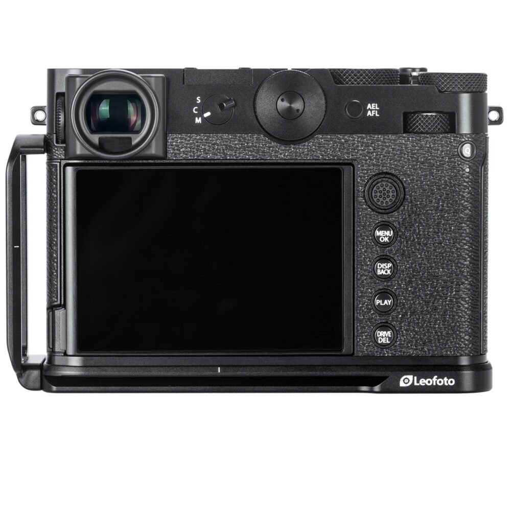 Leofoto LPF-GFX100RF L-bevestiging vooraanzicht van Fujifilm GFX100RF met gemonteerd objectief en slanke L-plaat.
