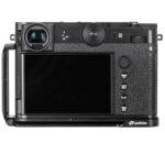 Leofoto LPF-GFX100RF L-bevestiging vooraanzicht van Fujifilm GFX100RF met gemonteerd objectief en slanke L-plaat.