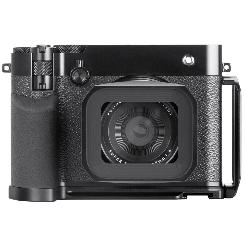 Leofoto LPF-GFX100RF L-bevestiging rechterzijaanzicht van camera met grote lens en verticale L-wand voor extra bescherming.