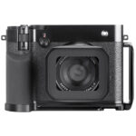 Leofoto LPF-GFX100RF L-bevestiging rechterzijaanzicht van camera met grote lens en verticale L-wand voor extra bescherming.