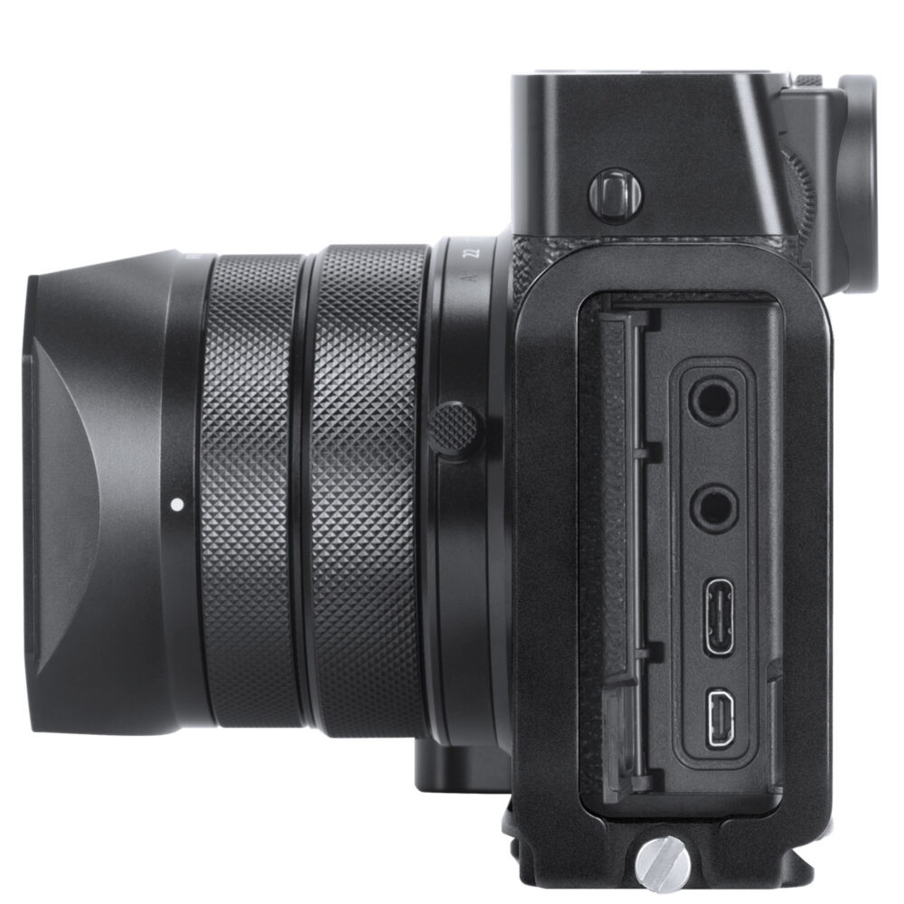 Leofoto LPF-GFX100RF L-bevestiging bovenaanzicht van camera met L-plaat en goed bereikbare bedieningsknoppen.