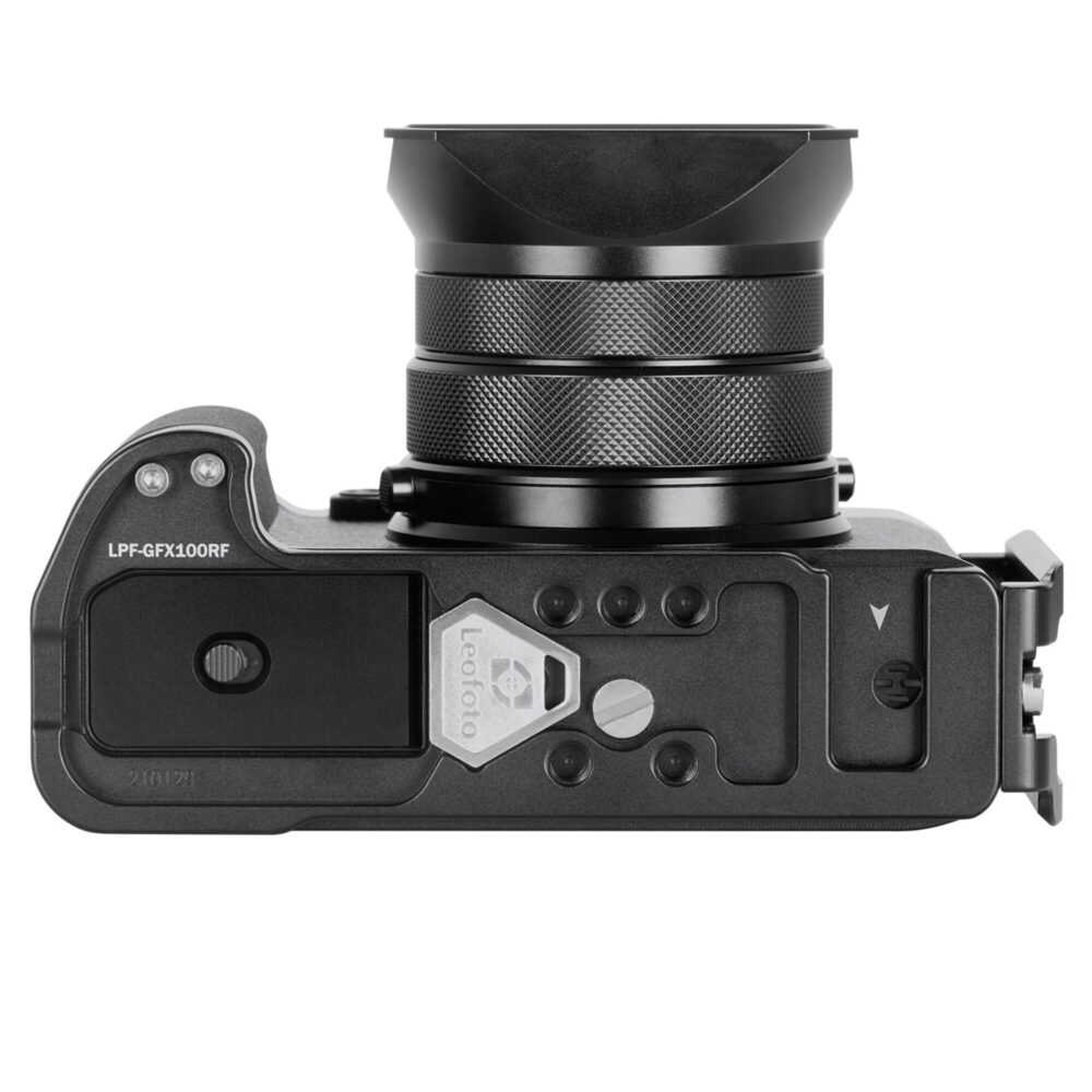 Leofoto LPF-GFX100RF L-bevestiging demonstratie van camera op statief in liggende en staande stand met dezelfde L-bracket.