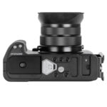 Leofoto LPF-GFX100RF L-bevestiging demonstratie van camera op statief in liggende en staande stand met dezelfde L-bracket.