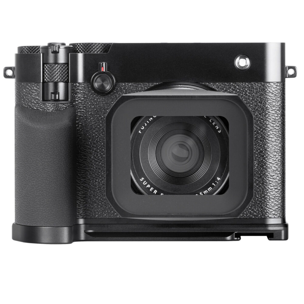 Leofoto LPF-GFX100RF L-bevestiging driekwart vooraanzicht van Fujifilm GFX100RF met zoomlens en gemonteerde L-bracket.