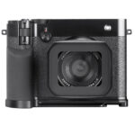 Leofoto LPF-GFX100RF L-bevestiging driekwart vooraanzicht van Fujifilm GFX100RF met zoomlens en gemonteerde L-bracket.