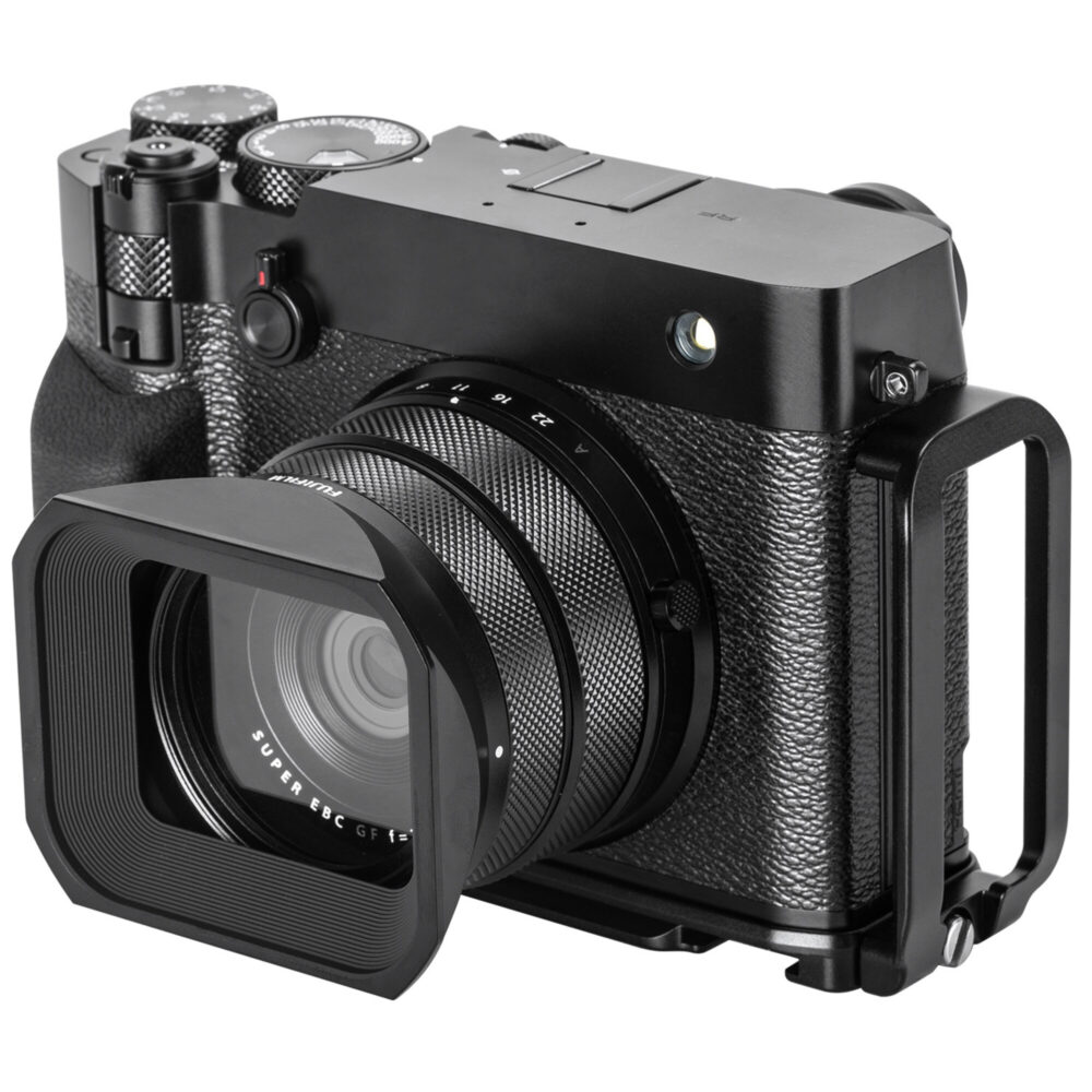 Leofoto LPF-GFX100RF L-bevestiging bovenaanzicht van complete cameraset met L-plaat en extra accessoires op snelkoppelplaat.