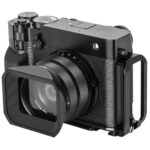 Leofoto LPF-GFX100RF L-bevestiging bovenaanzicht van complete cameraset met L-plaat en extra accessoires op snelkoppelplaat.