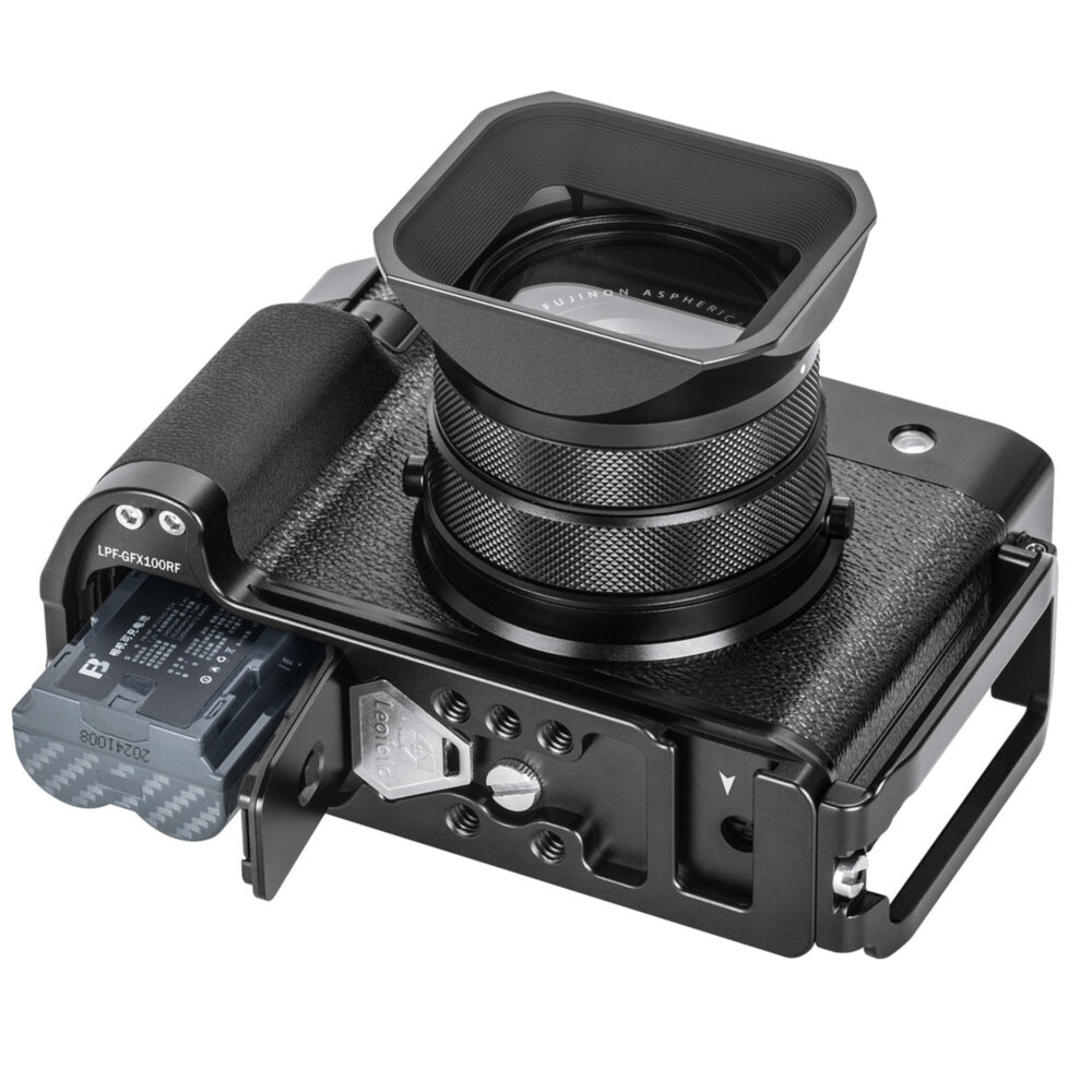 Leofoto LPF-GFX100RF L-bevestiging diagonale bovenaanzichtfoto van Fujifilm GFX100RF met lens, L-plaat en statiefbevestiging.