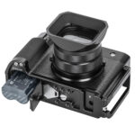 Leofoto LPF-GFX100RF L-bevestiging diagonale bovenaanzichtfoto van Fujifilm GFX100RF met lens, L-plaat en statiefbevestiging.