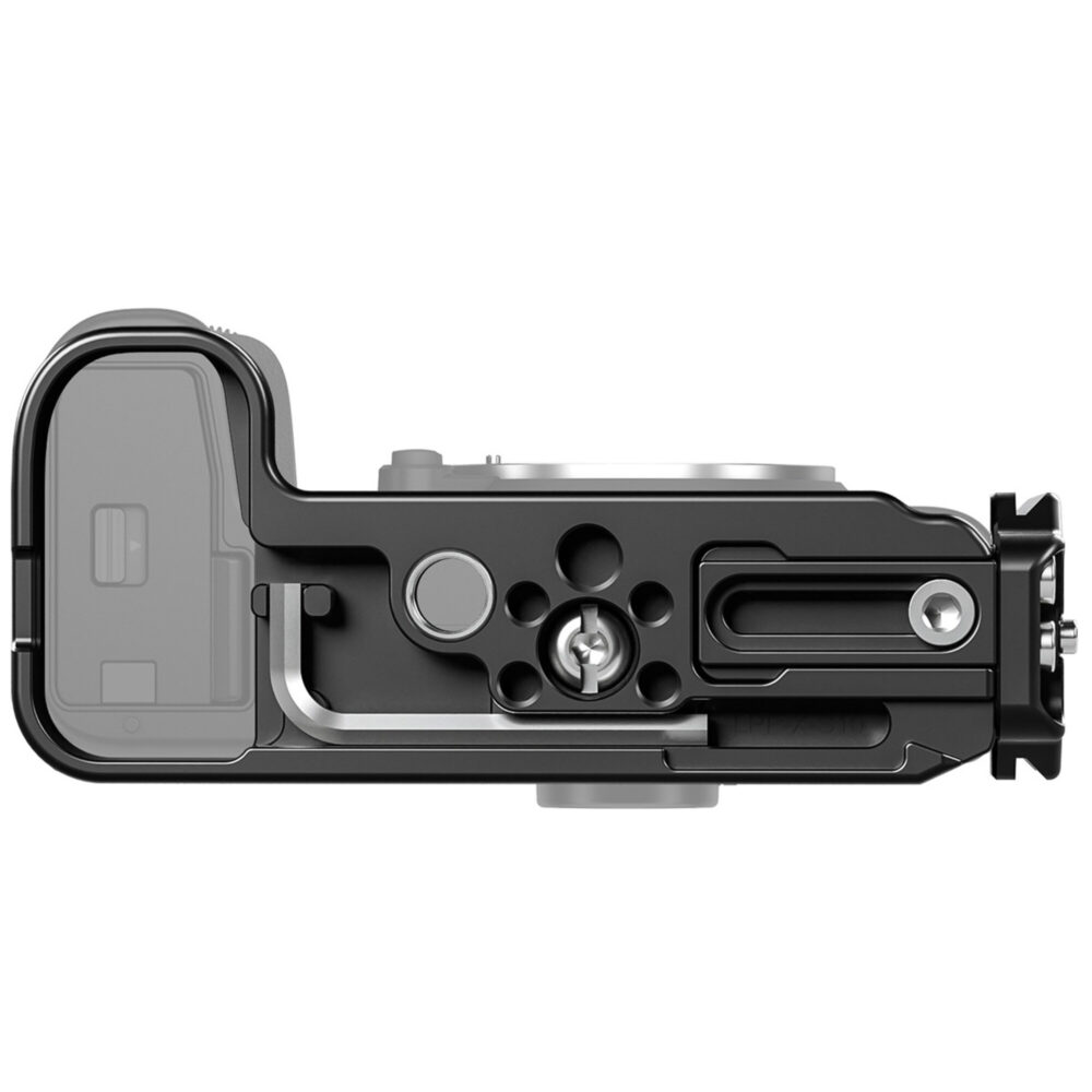Leofoto LPF-X-S10 L-bevestiging gemonteerd onder Fujifilm X-S10 gezien vanaf de onderzijde met batterijvaktoegang.