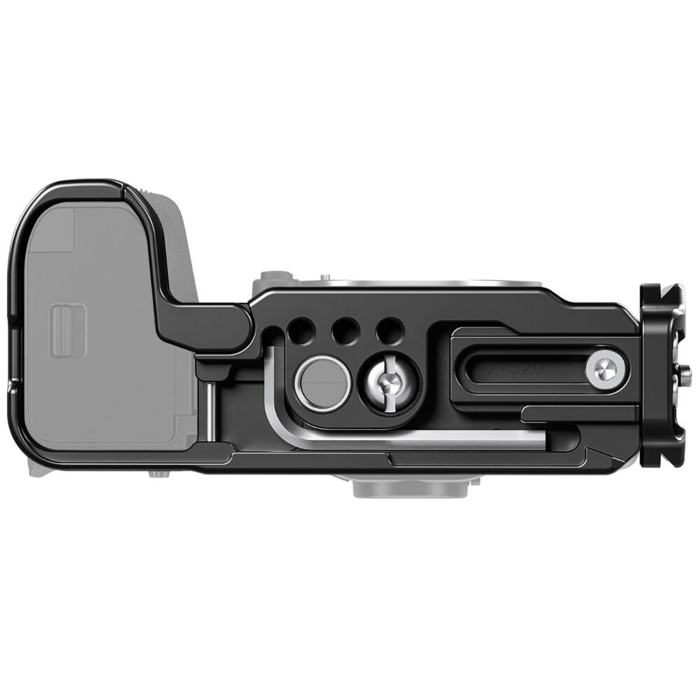 Leofoto LPF-X-S20 L-bevestiging gemonteerd onder een Fujifilm X-S20 body gezien vanaf de onderzijde met goed bereikbare batterijklep.